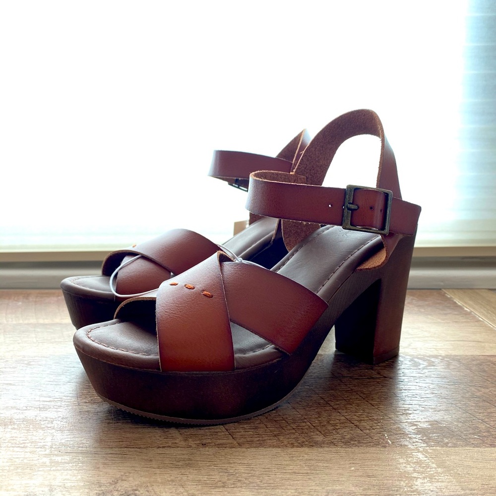 Wood bottom heel/pumps.